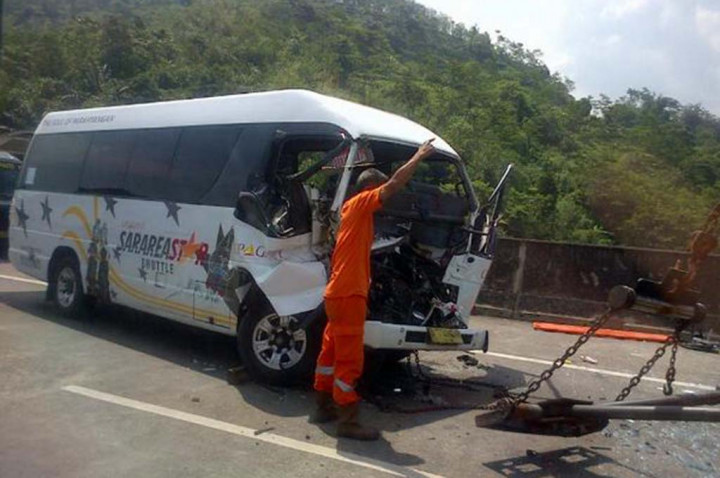 Travel Seruduk Truk Tanki BBM di KM 112 Tol Purbaleunyi
