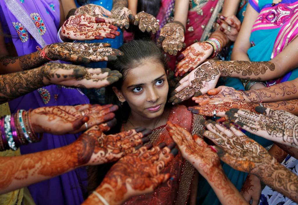 Memakai henna, menjadi salah satu tradisi di Kalkuta, India, saat Idul Fitri -- REUTERS/Amit Dave