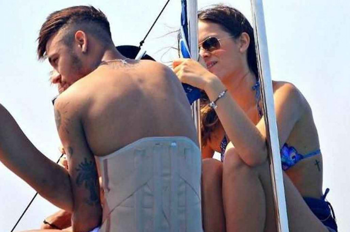 Cedera tidak Halangi Neymar Berlibur Bareng Kekasih