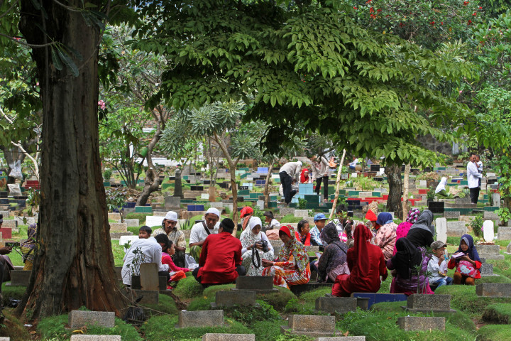 Raup Untung dari Merawat Makam di Tanah Kusir