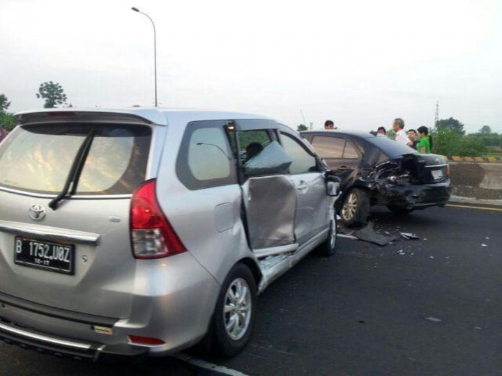 <i>Bruk</i>...4 Mobil Terlibat Tabrakan Beruntun di Gerbang Tol Cikampek
