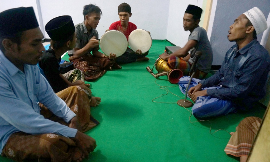 Jamaah Aboge (Alif Rebo Wage) mengumandangkan takbir di Langgar (Mushalah) Al-Barokah di Desa Leces, Kecamatan Leces, Probolinggo, Jatim, Selasa (29/7). Foto-Antara/Adhitya Hendra