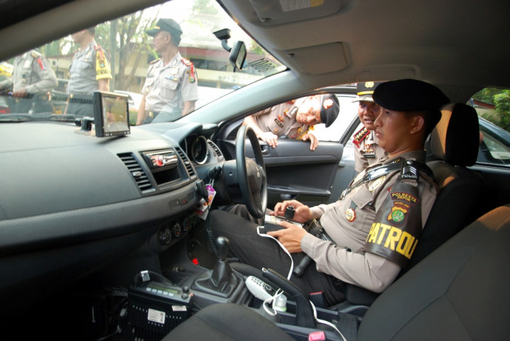 Lebaran, Polisi Patroli di Perumahan Mewah