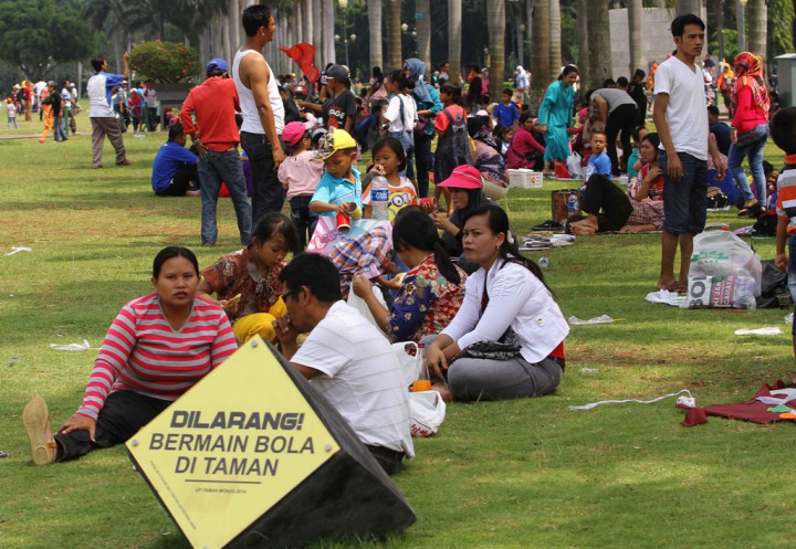 Pengunjung Abaikan Larangan di Monas