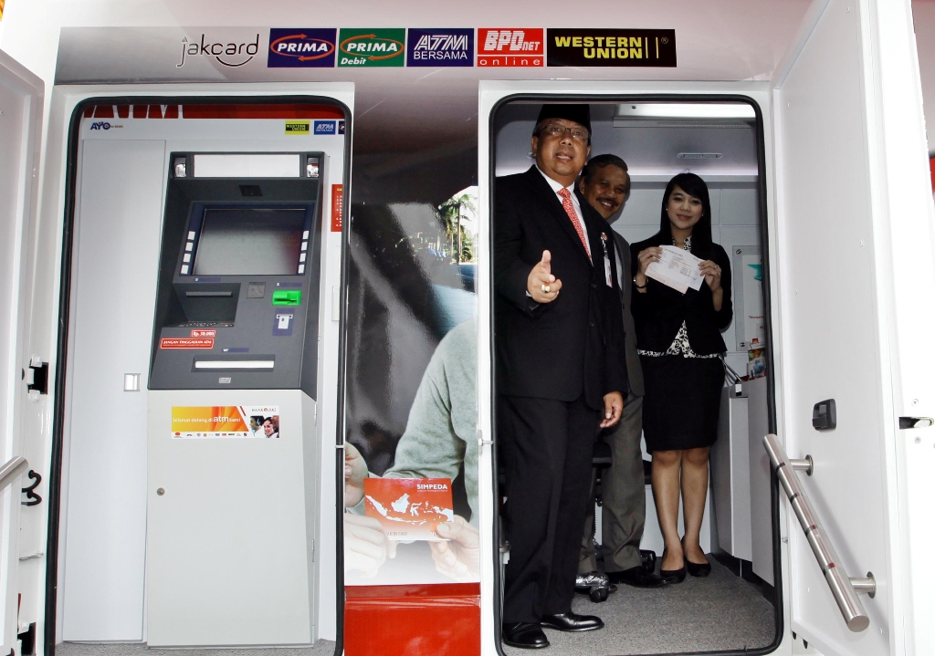 Sejumlah uang di ATM Bank DKI Kepulauan Seribu habis --  Foto: Terbit/USMAN ISKANDAR
