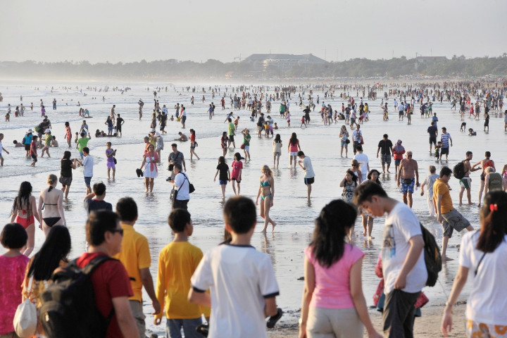 Wisatawan Parkir di Bahu Jalan, Jalur Pantai Kuta Macet