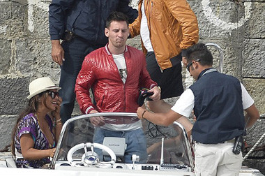 Asyiknya Liburan Messi