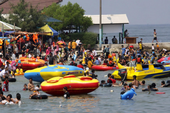 Suasana pantai saat libur Lebaran 2014--Antara/Rivan Awal Lingga