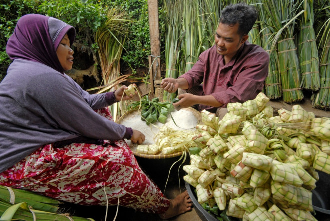 Pembuat ketupat jadi--MI/Bary Fathahilah
