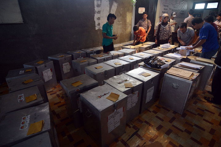 Hadapi Prabowo-Hatta, KPU Ambil Formulir A5 dan C7 dari Kotak Suara