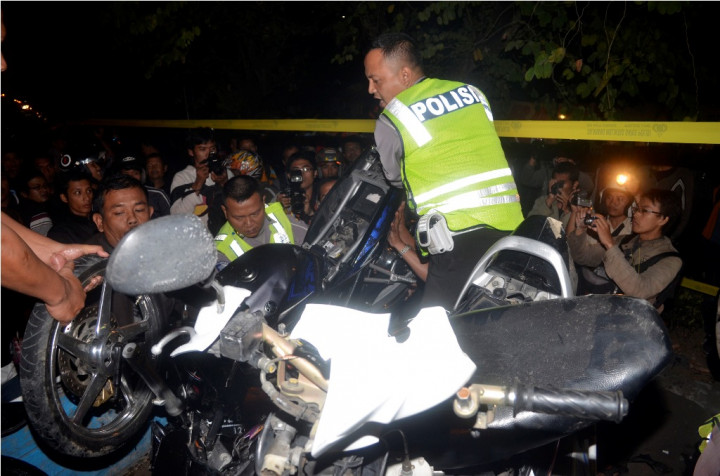 Motor Tabrak Mobil Bak Terbuka, Satu Keluarga Pingsan 