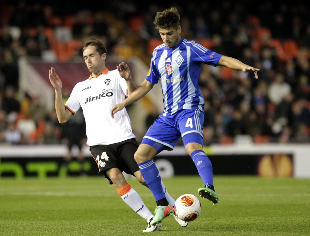 Miguel Veloso (kanan)--REUTERS/Heino Kalis