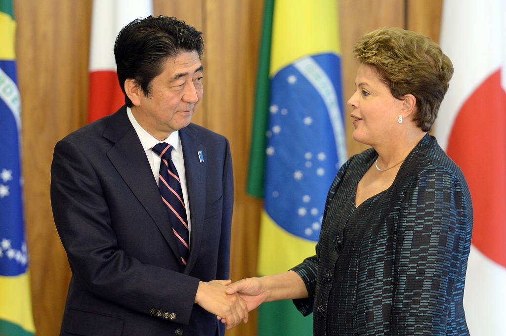 PM Jepang Shinzo Abe bersalaman dengan Presiden Brasil Dilma Rousseff di Istana Planalto, Brasilia, Brasil -- EVARISTO SA / AFP