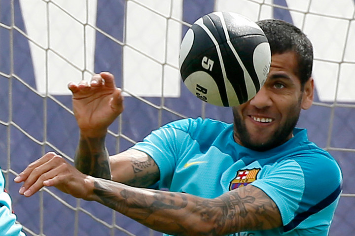 Liverpool Timang-Timang Dani Alves
