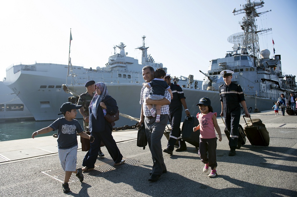 Sejumlah warga yang dievakuasi dari Libya tiba di Toulon, Prancis -- BERTRAND LANGLOIS / AFP
