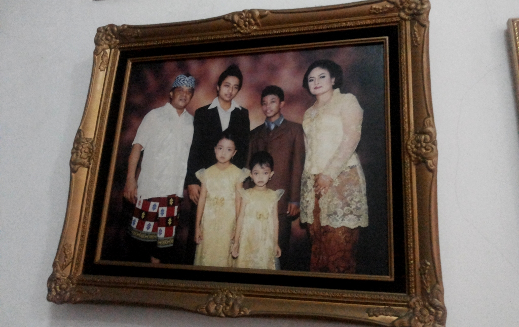 Foto keluarga Mamiek Prakoso di rumahnya (Foto:Metrotvnews.com/Triyanisya)