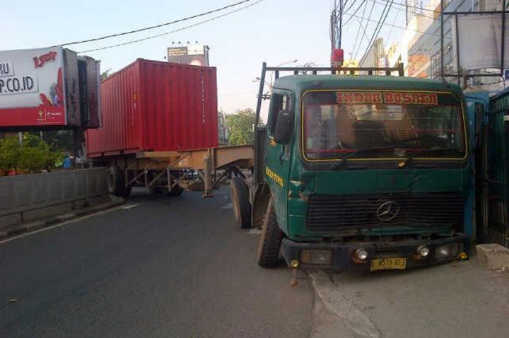 Kontainer Seruduk Trotoar di Gandaria, Lalin Macet