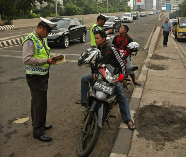 Polisi Razia Remaja yang 'Nongkrong' di <i>Flyover</i> Kalibata