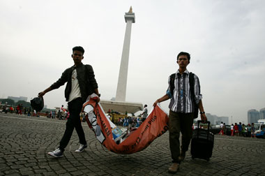 Ahok Dibantu TNI Bersihkan Monas