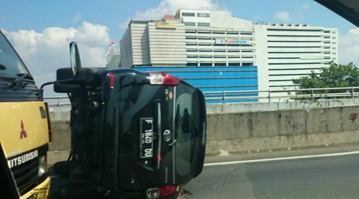 Mobil Pelat Bogor Terbalik di Tol Ancol