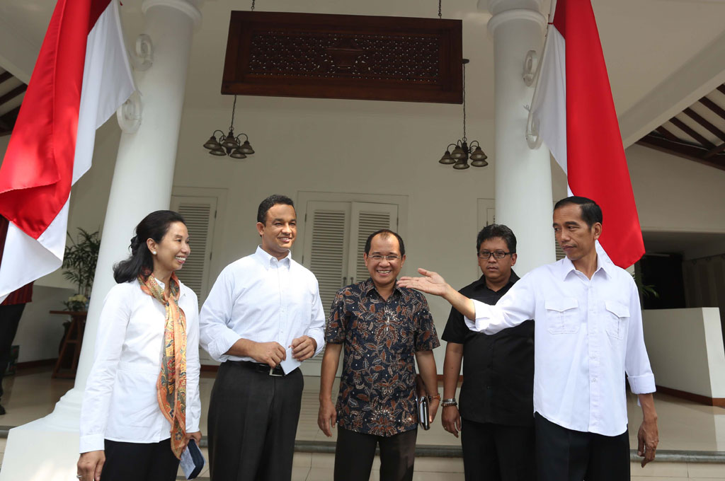 Presiden Terpilih Joko Widodo (kanan) memperkenalkan Kepala Staf Kantor Transisi Rini M Soemarno (kiri), Deputi Anies Baswedan (dua kiri), Akbar Faisal (kiri), dan Hasto Kristantyo, seusai meresmikan Kantor Transisi di Jakarta Pusat, Senin (4/8/2014). (MI