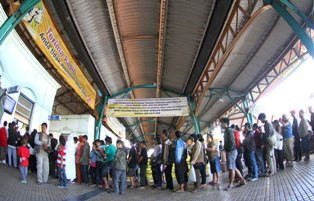 Pemudik masih Padati Stasiun Kereta Api Medan
