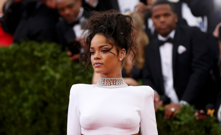Rihanna Rilis Parfum Pria Bulan Depan