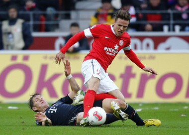 Hamburg Boyong Mueller dari Mainz