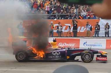 Mobil Formula 1 Show Off Hingga Dilalap Api