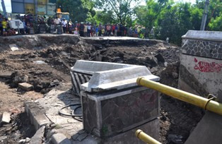 Jembatan Comal kembali Ambles dan Retak