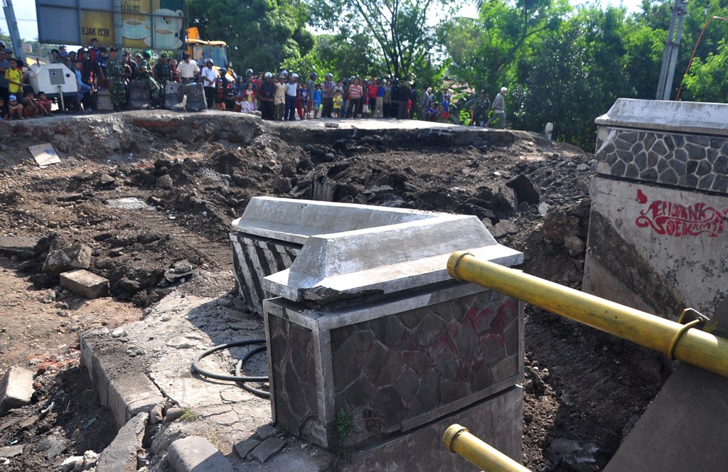 Jembatan Comal yang amblas/ANT/Oky Lukmansyah.