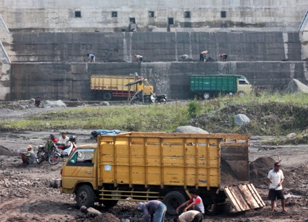 Pembatasan Solar Bersubsidi Resahkan Sopir Truk Pasir Semeru