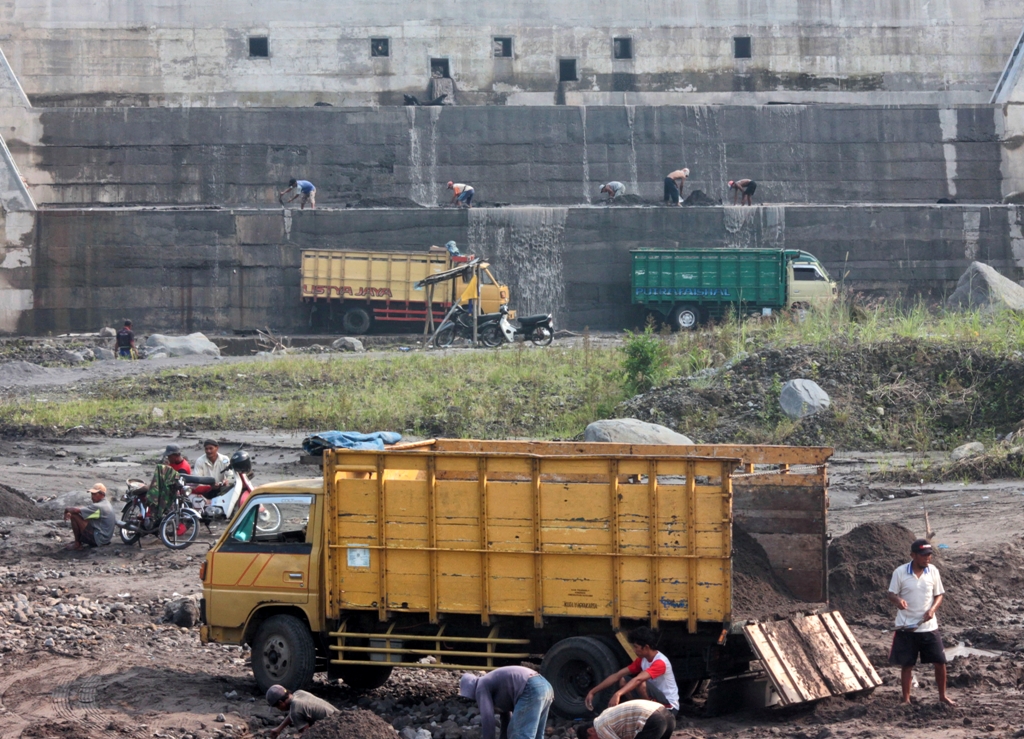 Truk penambang pasir--Furqoon Ulya