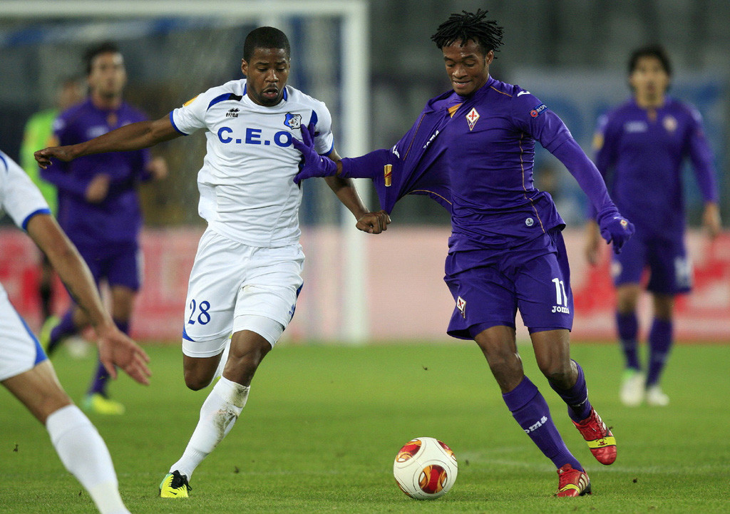 Juan Cuadrado (kanan)--REUTERS/Radu Sigheti