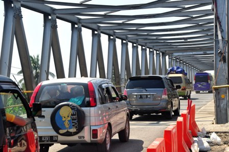 Jembatan Comal Amblas Lagi, Lalu Lintas Terganggu