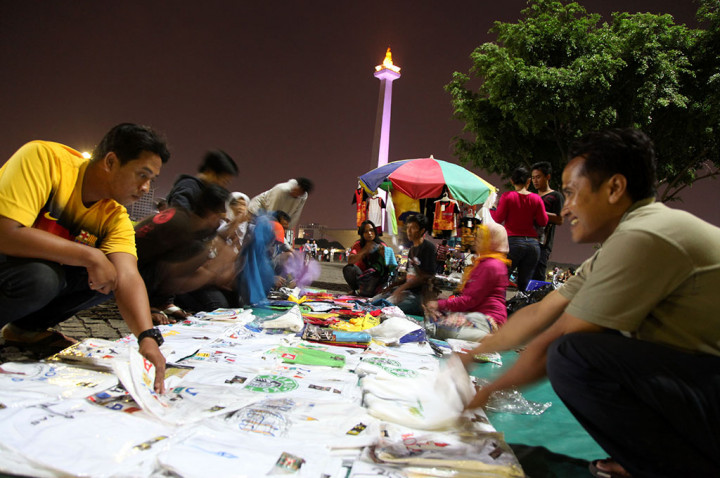 Hindari Satpol PP, PKL Monas Pilih Dagang di Sore Hari