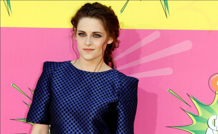 Mengapa Kristen Stewart Pelit Senyum?