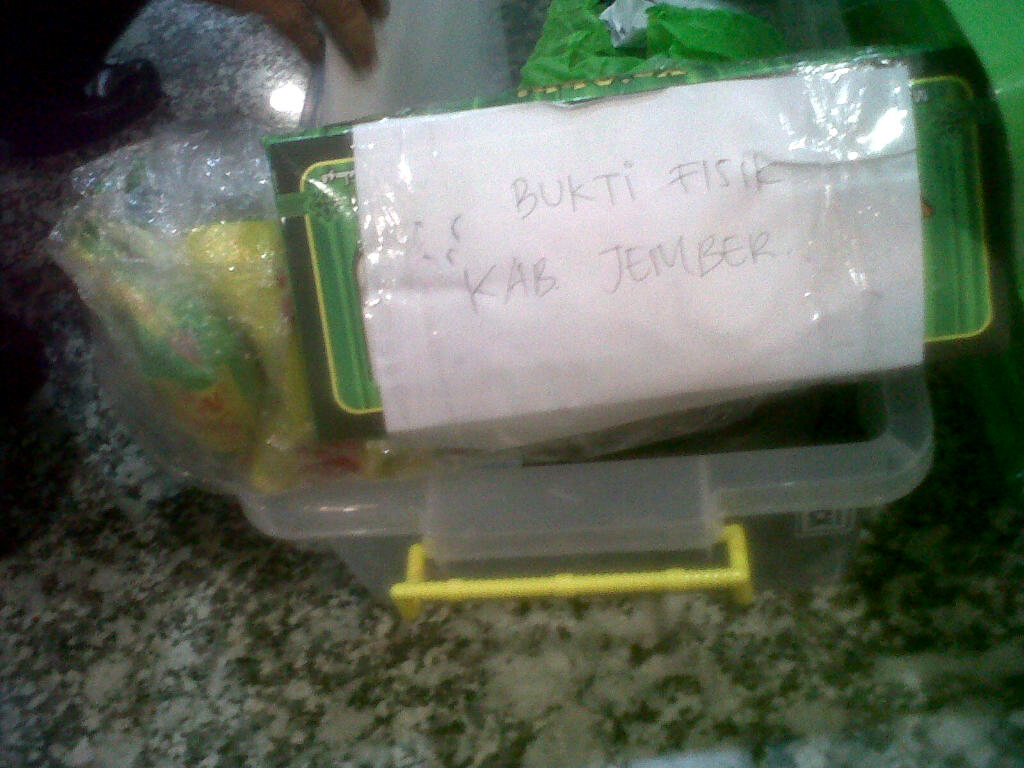 M Rodhi Aulia--Bukti sembako yang dibawa tim Prabowo-Hatta ke MK