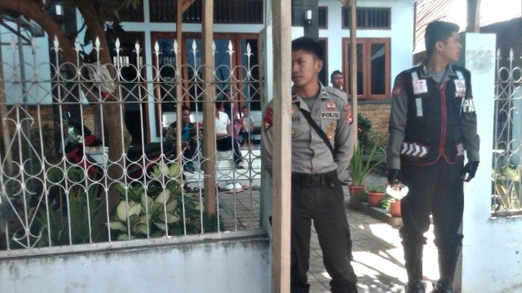 Rumah orangtua Ketua MK Hamdan Zoelva di Bima, dijaga ketat (istimewa)