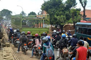 Akibat Pengalihan Kendaraan, Kemacetan di Jalur Tengah Kian Parah
