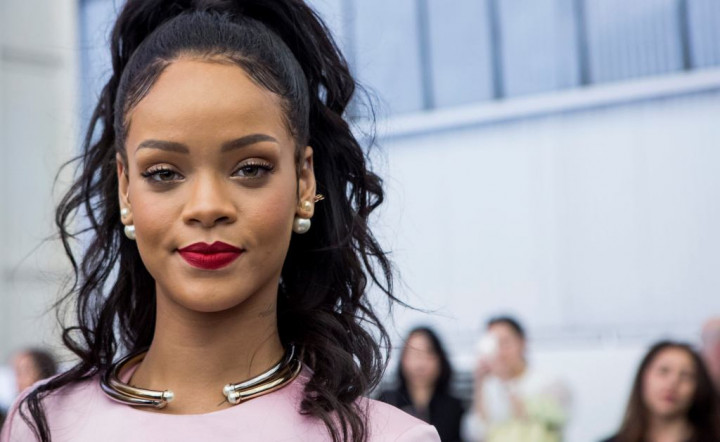 Rihanna Patenkan Namanya untuk Label Produk Fesyen