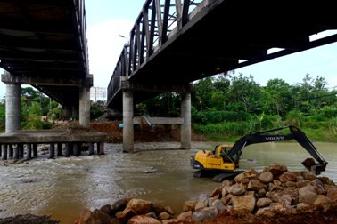 Terkendala Hujan, Pemasangan Tiang Pancang Jembatan Comal Tertunda