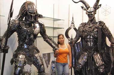 Patung Optimus Prime Raksasa dari Rongsokan Mobil Tua  