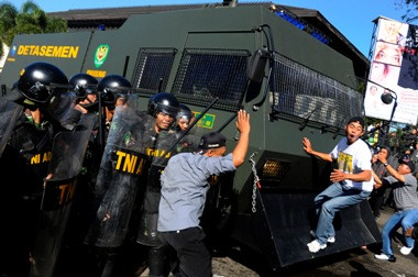 Dua Water Canon Nongkrong di Depan Gedung MK