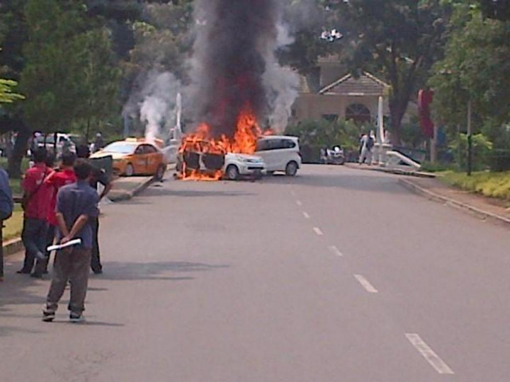 Dua Mobil Terbakar Usai Tabrakan di Bintaro