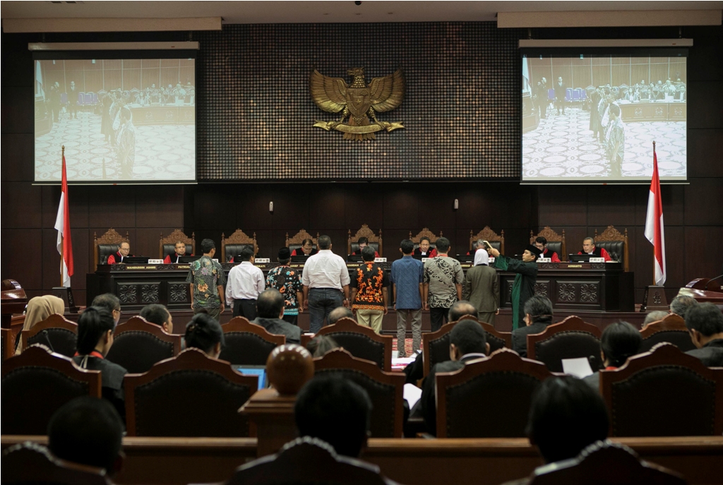 Saksi bersumpah sebelum menyampaikan keterangan dalam sidang lanjutan sengketa hasil pemilihan presiden 2014 di Mahkamah Konstitusi, Jakarta, Senin (11/8) - MI/Atet Dwi Pramadia