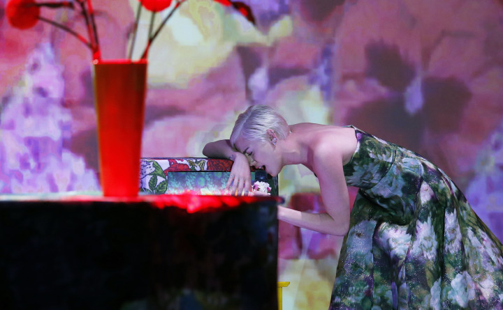 Meski Tak Pernah Bertemu, Miley Cyrus Terus Tangisi Robin