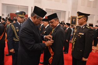 Menperin Terima Tanda Kehormatan Bintang Mahaputera Adipradana