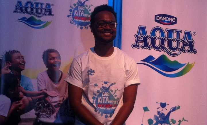 Kamga 'Tangga' Atasi Sakit Tulang Belakang dengan Minum Air Putih