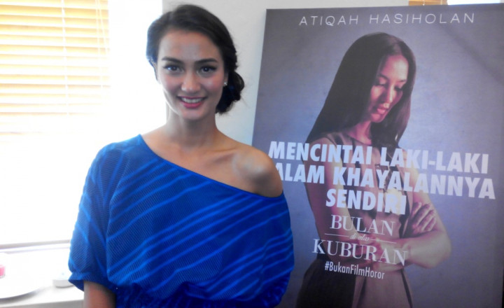 Atiqah Hasiholan 'Cintai Laki-laki dalam Khayalannya Sendiri'
